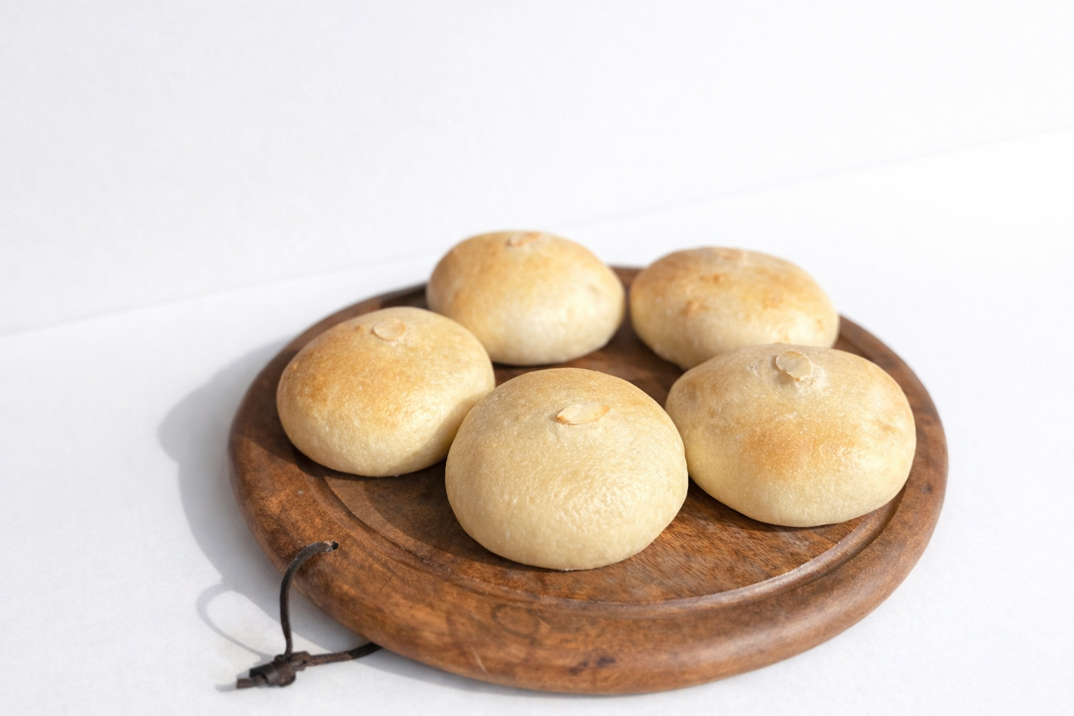 植物性とは思えない濃厚さ。豆乳不使用で作るえぷりーずのクリームパン。