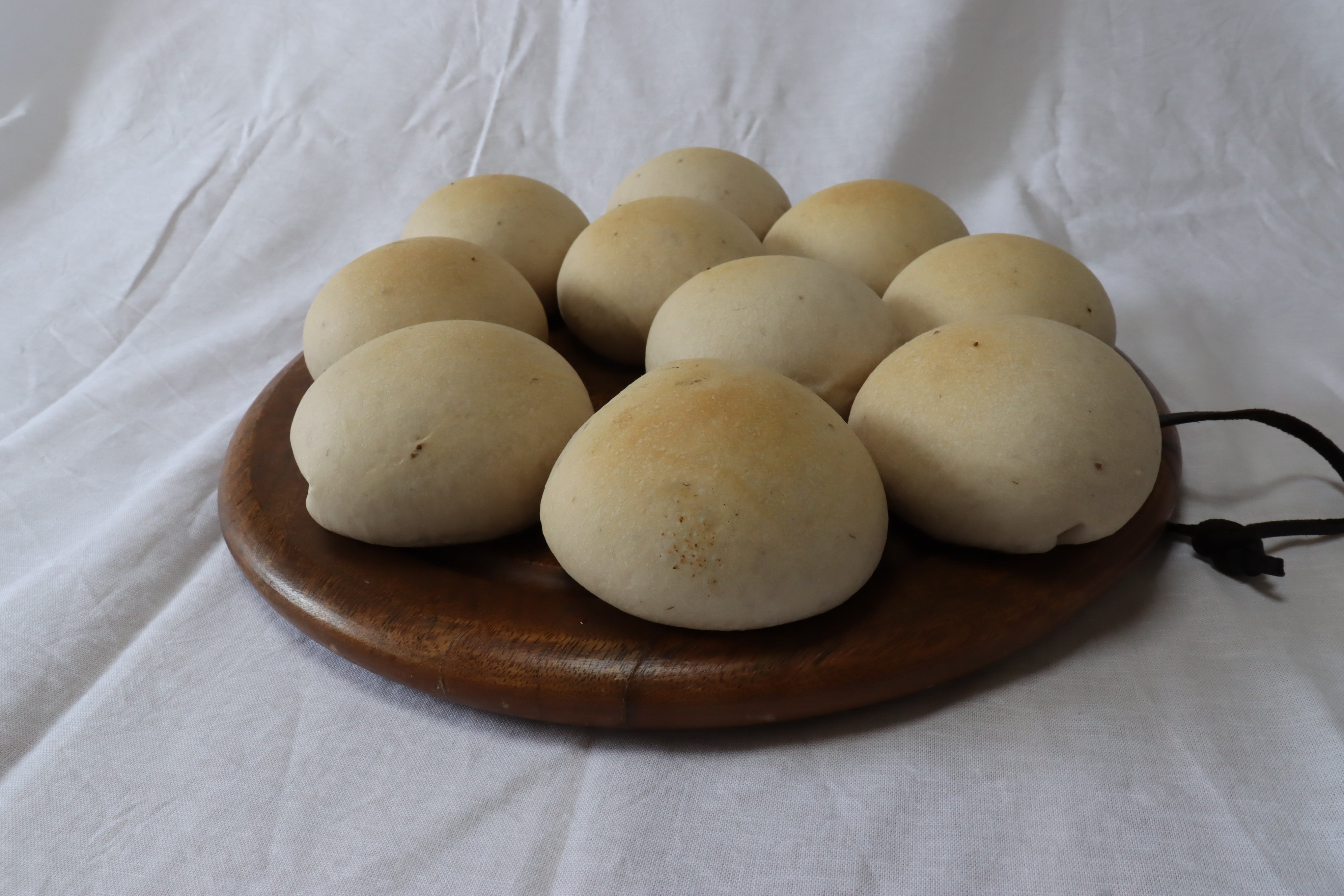 いちご酵母の丸パン｜春限定のやさしい香りを楽しむえぷりーずの季節パン